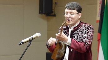 An artist from Xinjiang performs a folk song. /CGTN