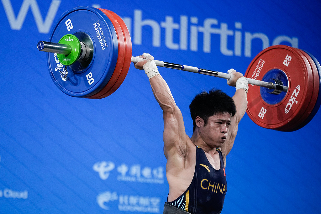 Li Fabin of China competes in the men's weightlifting 61-kilogram division during the Asian Games in Hangzhou, China, September 30, 2023. /CFP