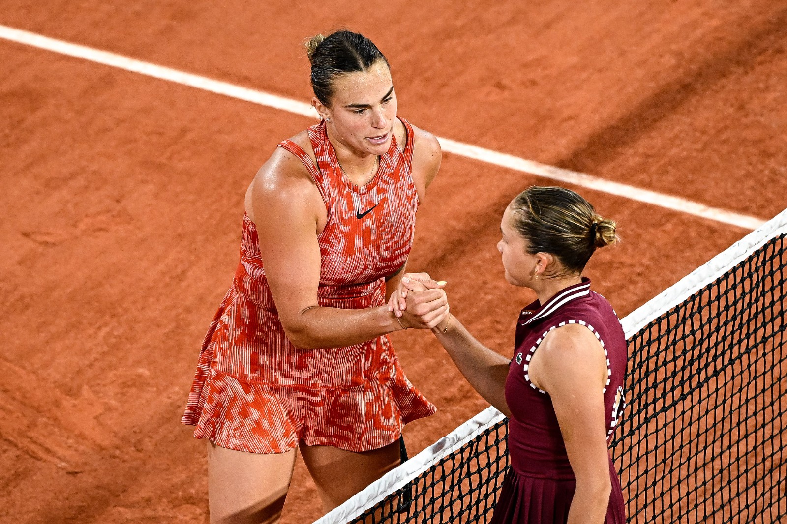 Aryna Sabalenka (L) shakes hands with Erika Andreeva after the French Open women's singles first round in Paris, France, May 28, 2024. /CFP