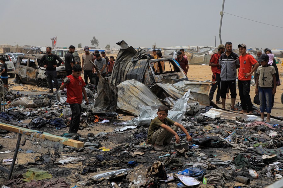 Palestinians are seen at the site of an Israeli airstrike on tents for displaced people near the southern Gaza Strip city of Rafah, May 27, 2024. /Xinhua