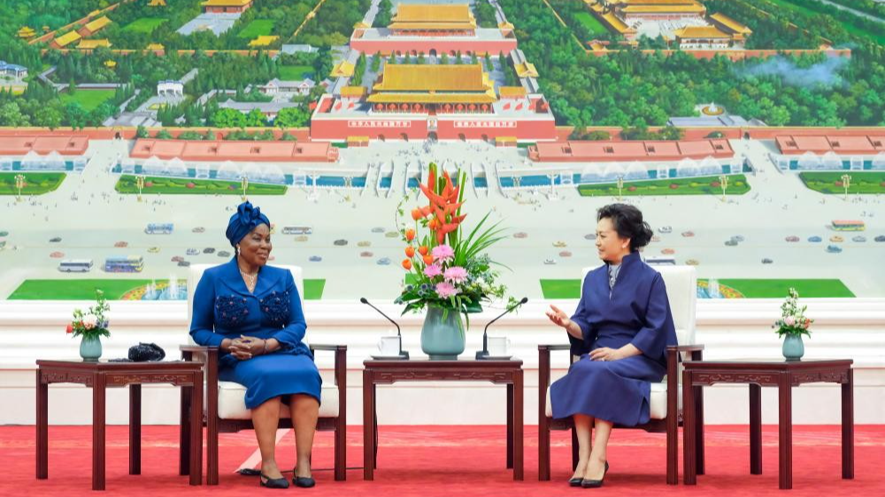 Peng Liyuan (R), wife of Chinese President Xi Jinping, chats over tea with Equatorial Guinean First Lady Constancia Mangue de Obiang in Beijing, capital of China, May 28, 2024. /Xinhua