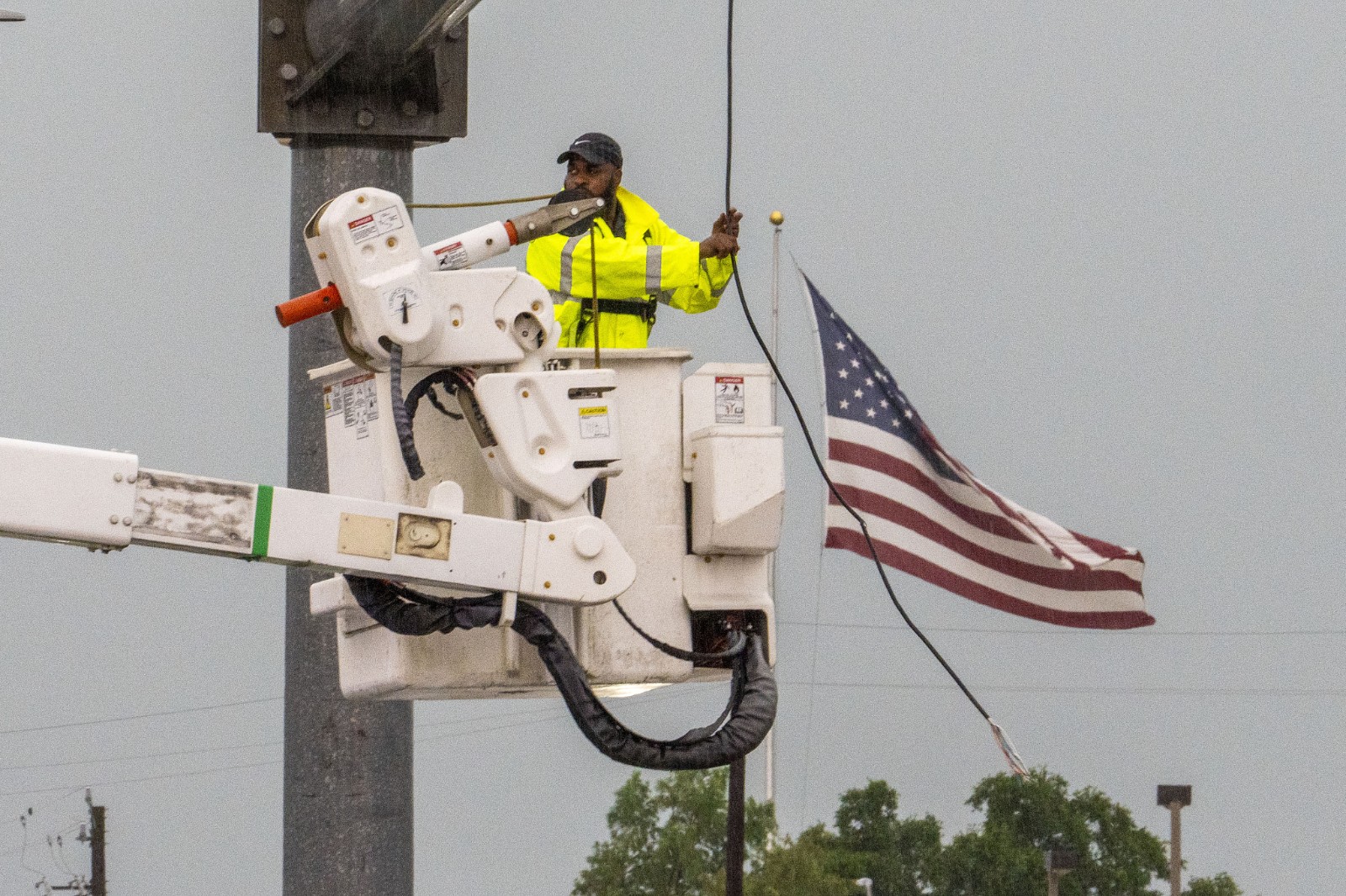 A Pearland city worker attempts to repair a broken power line following a severe thunderstorm, Pearland, Texas, USA, May, 28, 2024. /CFP  