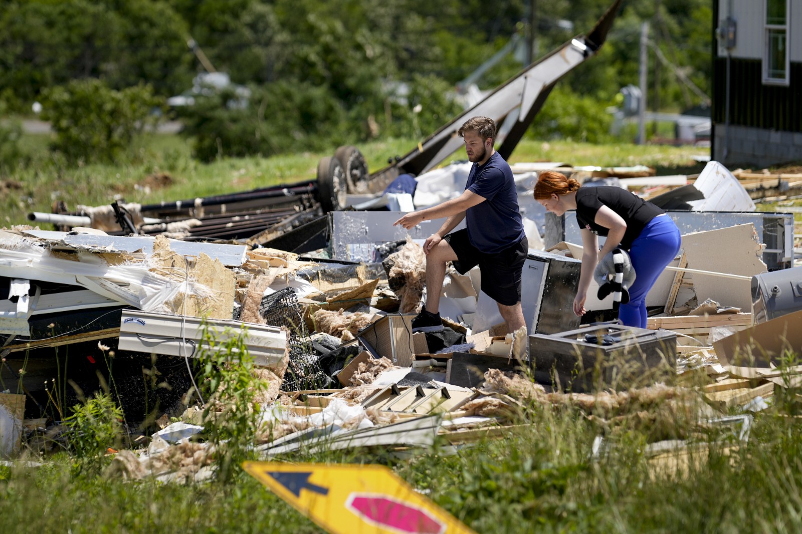 Residents look for their belongings in their demolished home along Barnsley Loop, Madisonville, Kentucky, USA, May 28, 2024. /CFP 