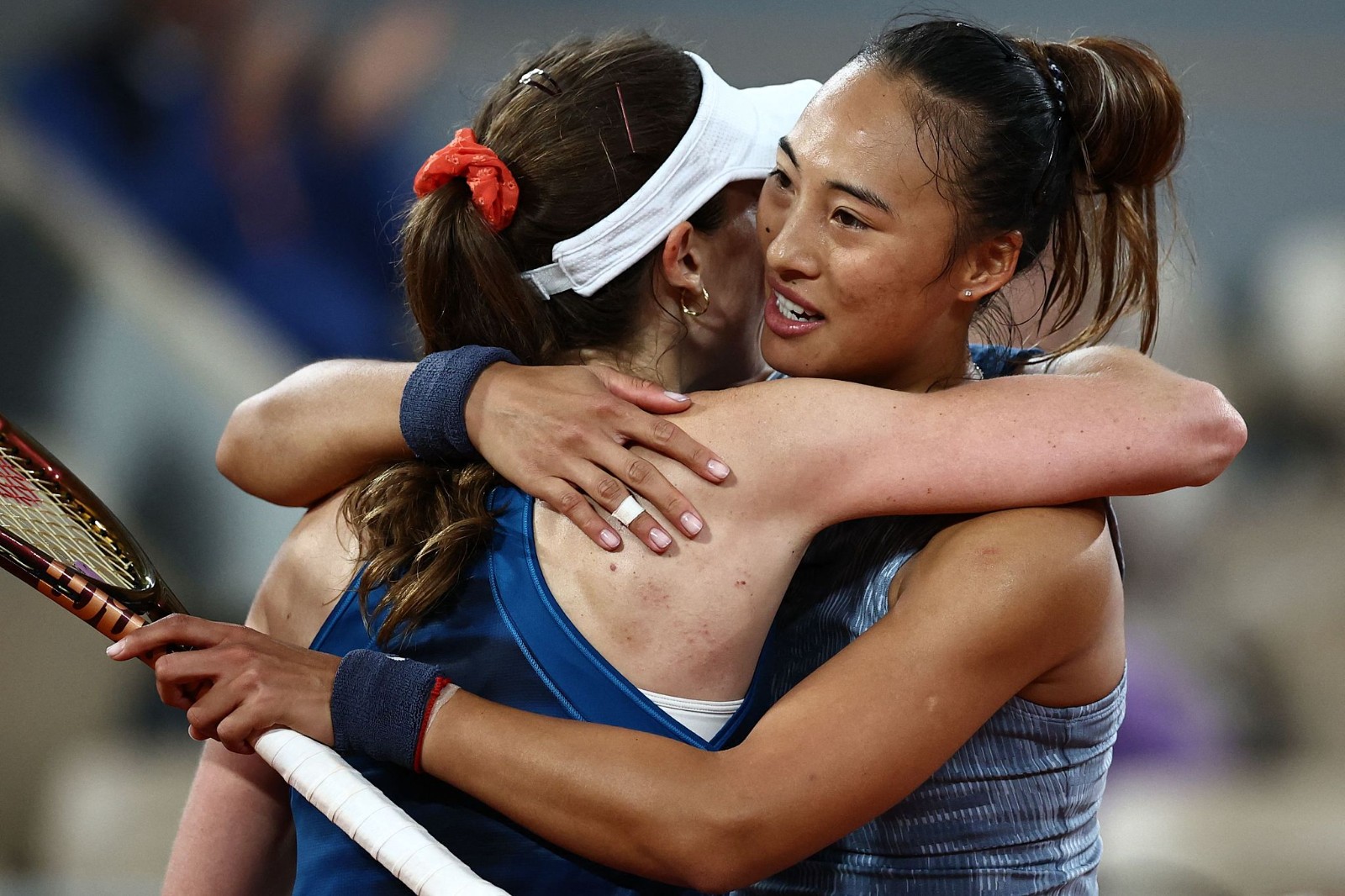 Zheng Qinwen (R) hugs Alize Cornet after their first-round clash at the French Open in Paris, France, May 28, 2024. /CFP