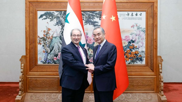 Chinese Foreign Minister Wang Yi (R) shakes hands with Syrian Foreign Minister Faisal Mekdad, Beijing, capital of China, May 29, 2024. /Chinese Foreign Ministry