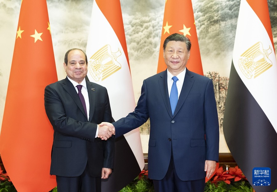 Chinese President Xi Jinping (R) shakes hands with Egyptian President Abdel Fattah El-Sisi in Beijing, China, May 29, 2024. /Xinhua