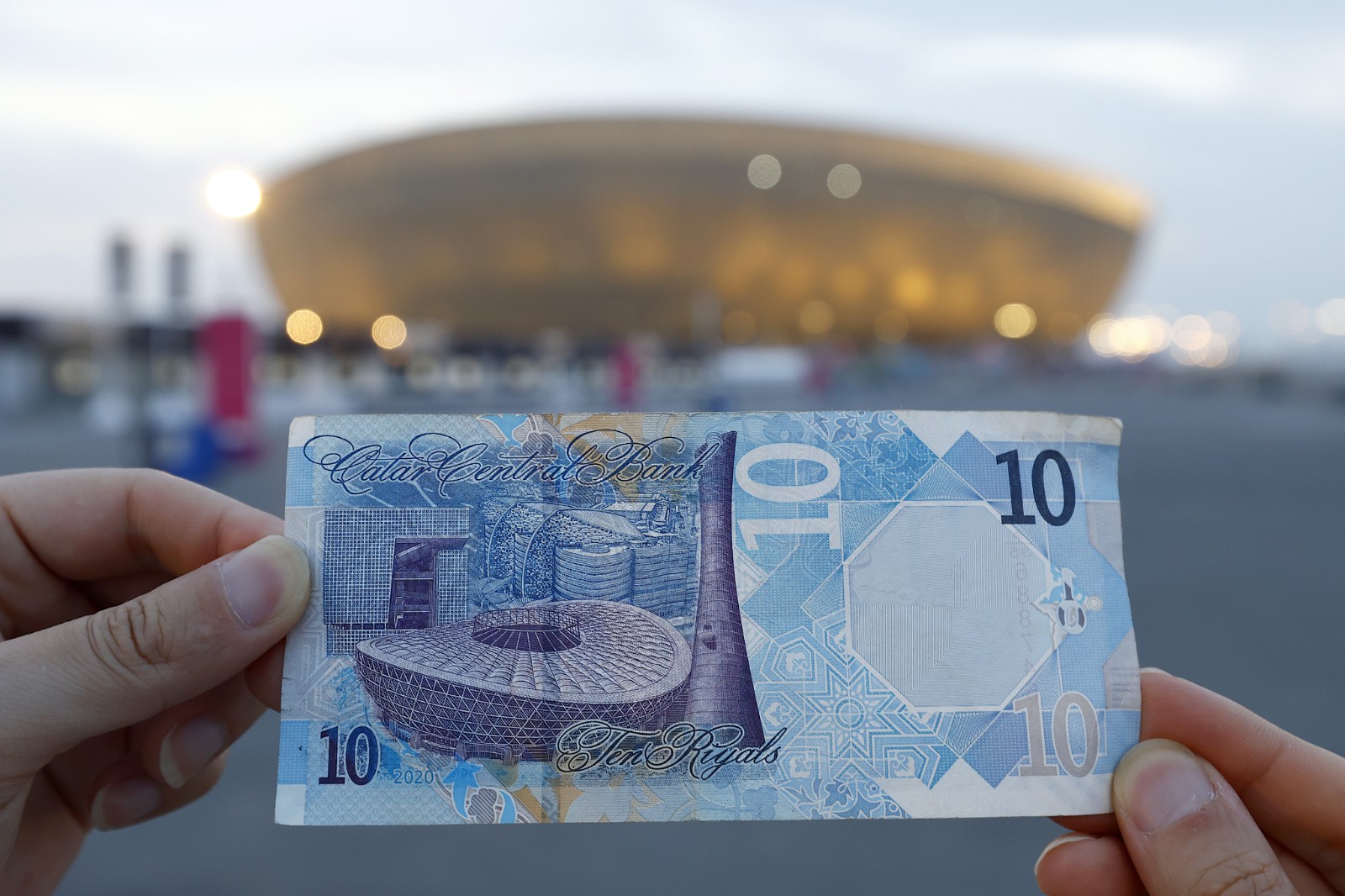 A photo taken on November 17, 2022, shows a Qatar 10-riyal banknote featuring an image of the Lusail Stadium./CFP
