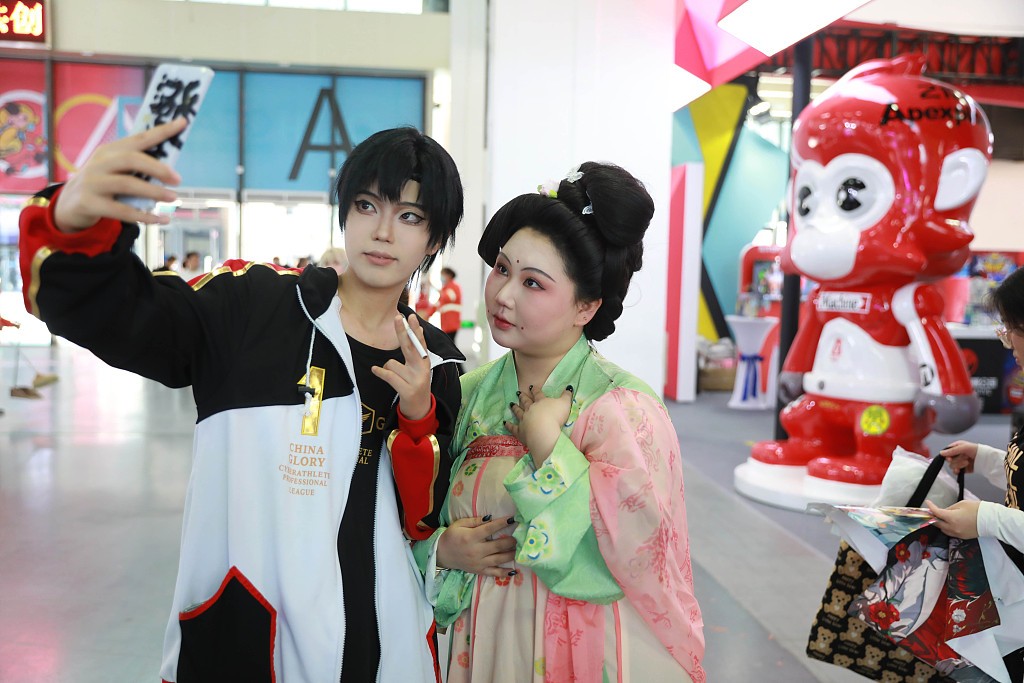 A festivalgoer dressed as an animated character takes a selfie with a woman dressed in traditional Chinese hanfu at the 20th China International Cartoon and Animation Festival (CICAF) on May 29, 2024. /CFP