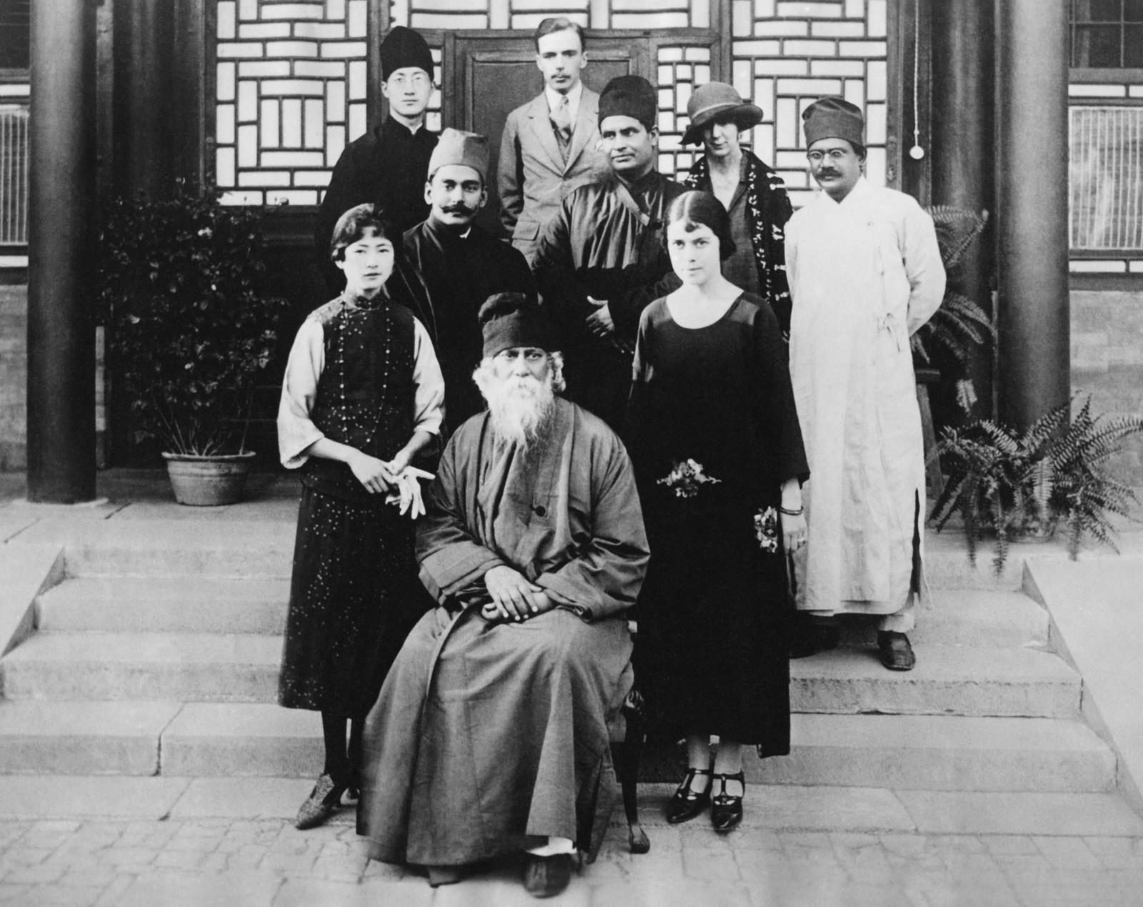 A group photo of Rabindranath Tagore and members of the Chinese Lecture Association during his trip in 1924, Beijing, China. /CFP