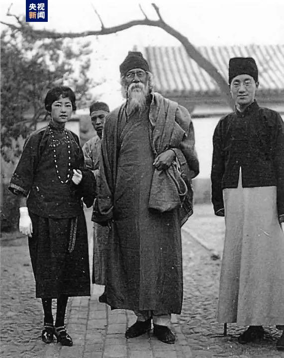 Lin Huiyin serving as interpreter for Indian poet Rabindranath Tagore during his visit to Beijing, China in 1924. /CMG
