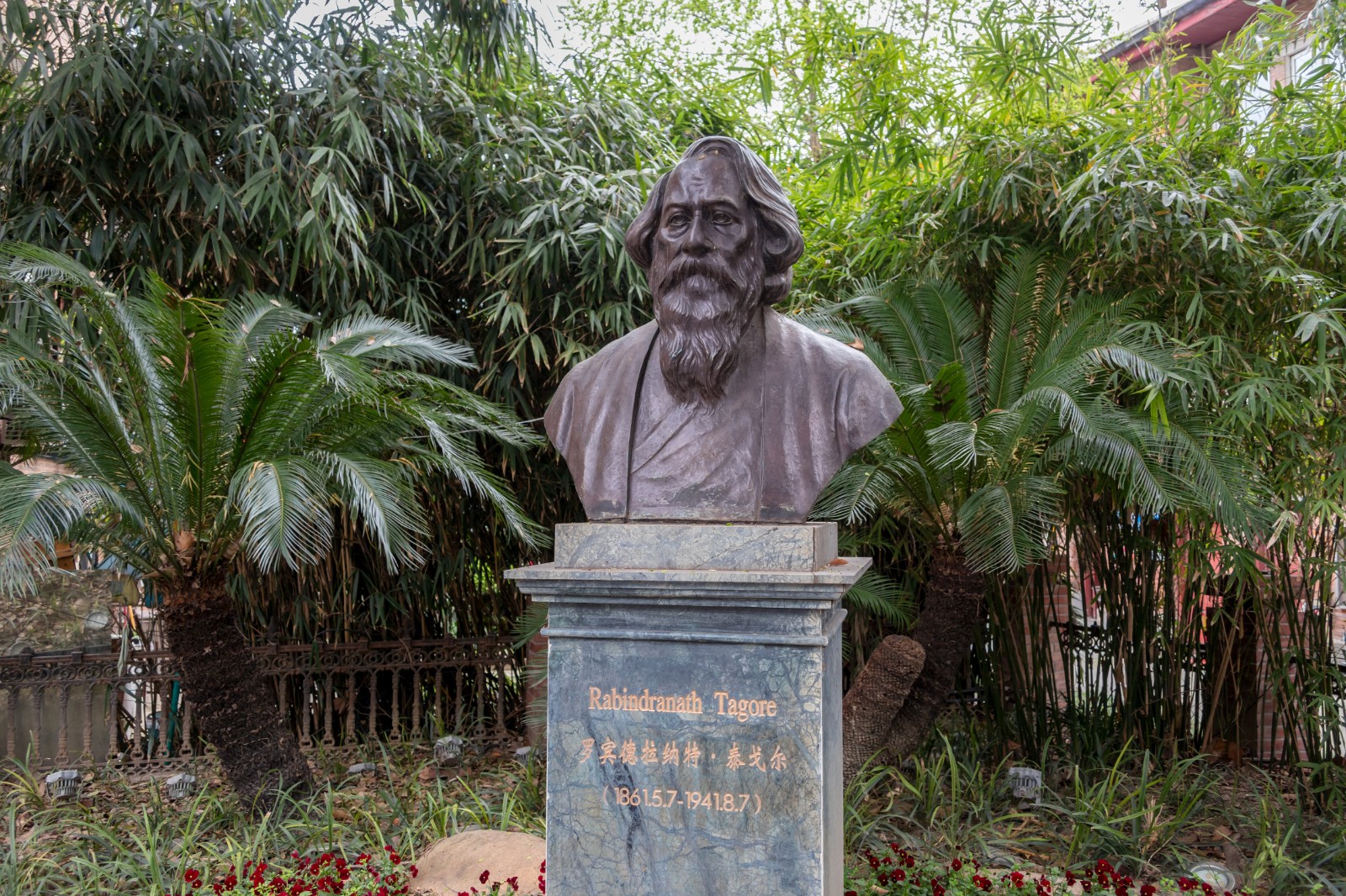 The bronze bust of Rabindranath Tagore at the intersection of Nanchang Road and Maoming Road in Shanghai, east China. /CFP