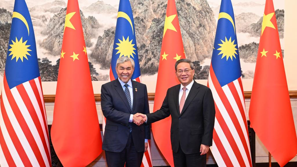 Chinese Premier Li Qiang (R) shakes hands with Malaysian Deputy Prime Minister and Minister of Rural and Regional Development Dato' Seri Dr. Ahmad Zahid bin Hamidi in Beijing, China, May 29, 2024. /Xinhua