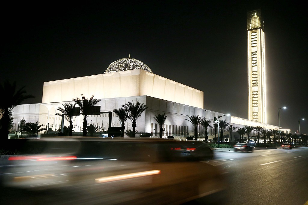 A file photo shows cars drive past the Great Mosque of Algiers, or Djamaa El-Djazair, during the evening. /CFP