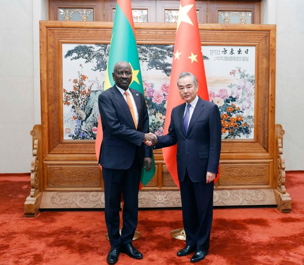 Chinese Foreign Minister Wang Yi (R) shakes hands with his Mauritanian counterpart Mohamed Salem Ould Merzouk in Beijing, China, May 29, 2024. /Chinese Foreign Ministry