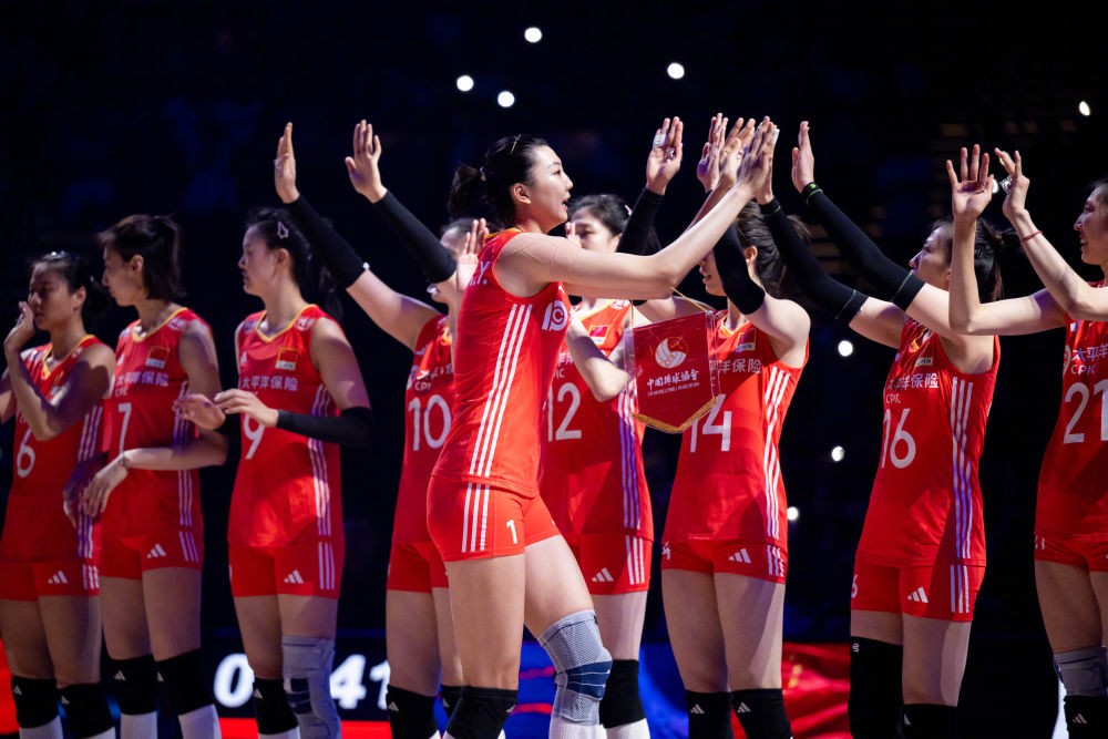 Players of the Chinese women's volleyball team celebrate their win over the Netherlands during their FIVB VNL in south China's Macao Special Administrative Region, May 29, 2024. /Xinhua