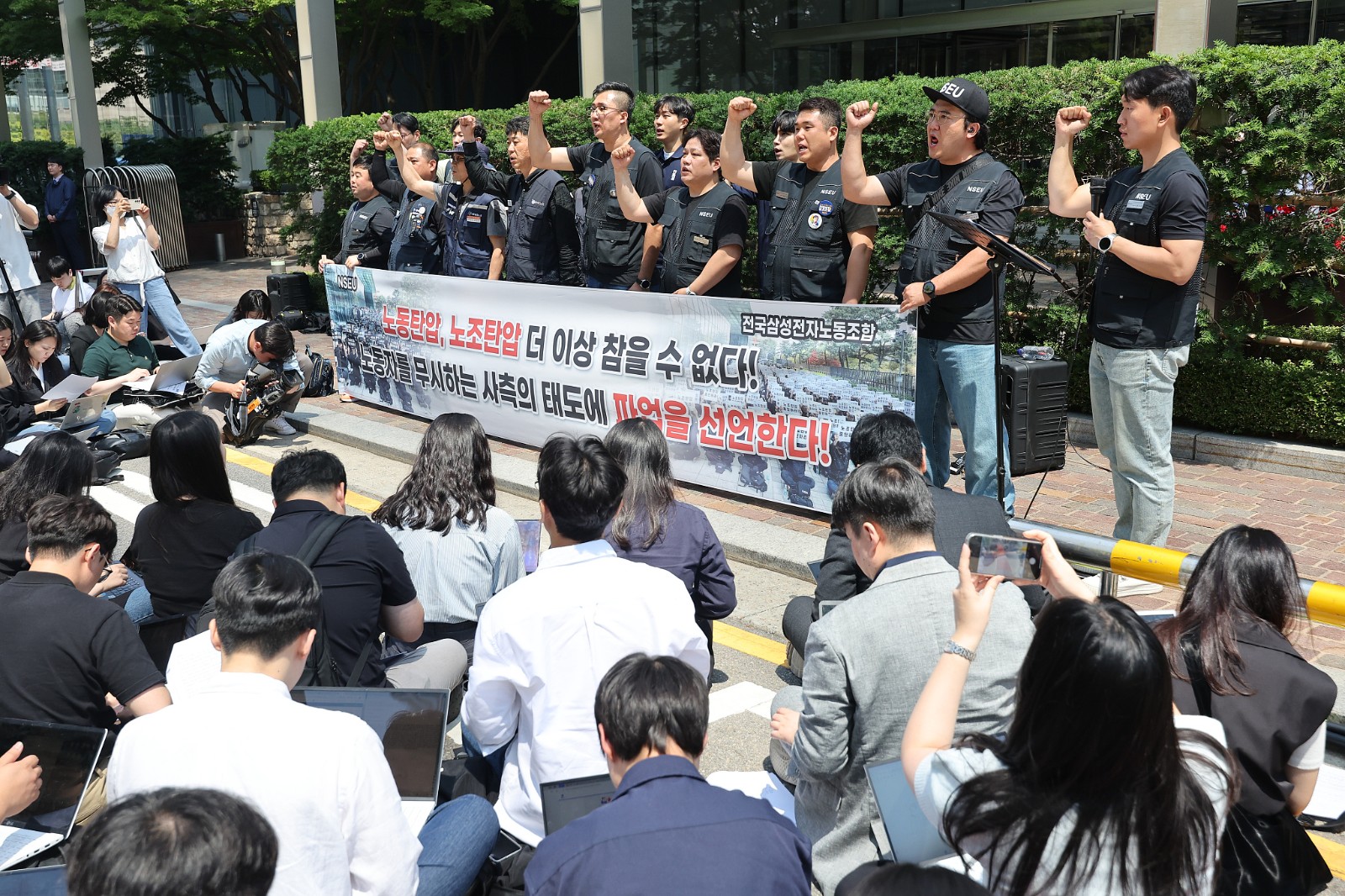 A press conference announcing the national Samsung Electronics labor union strike was held in front of the Samsung Electronics office building in Seocho District, Seoul, South Korea, May 29, 2024. /CFP