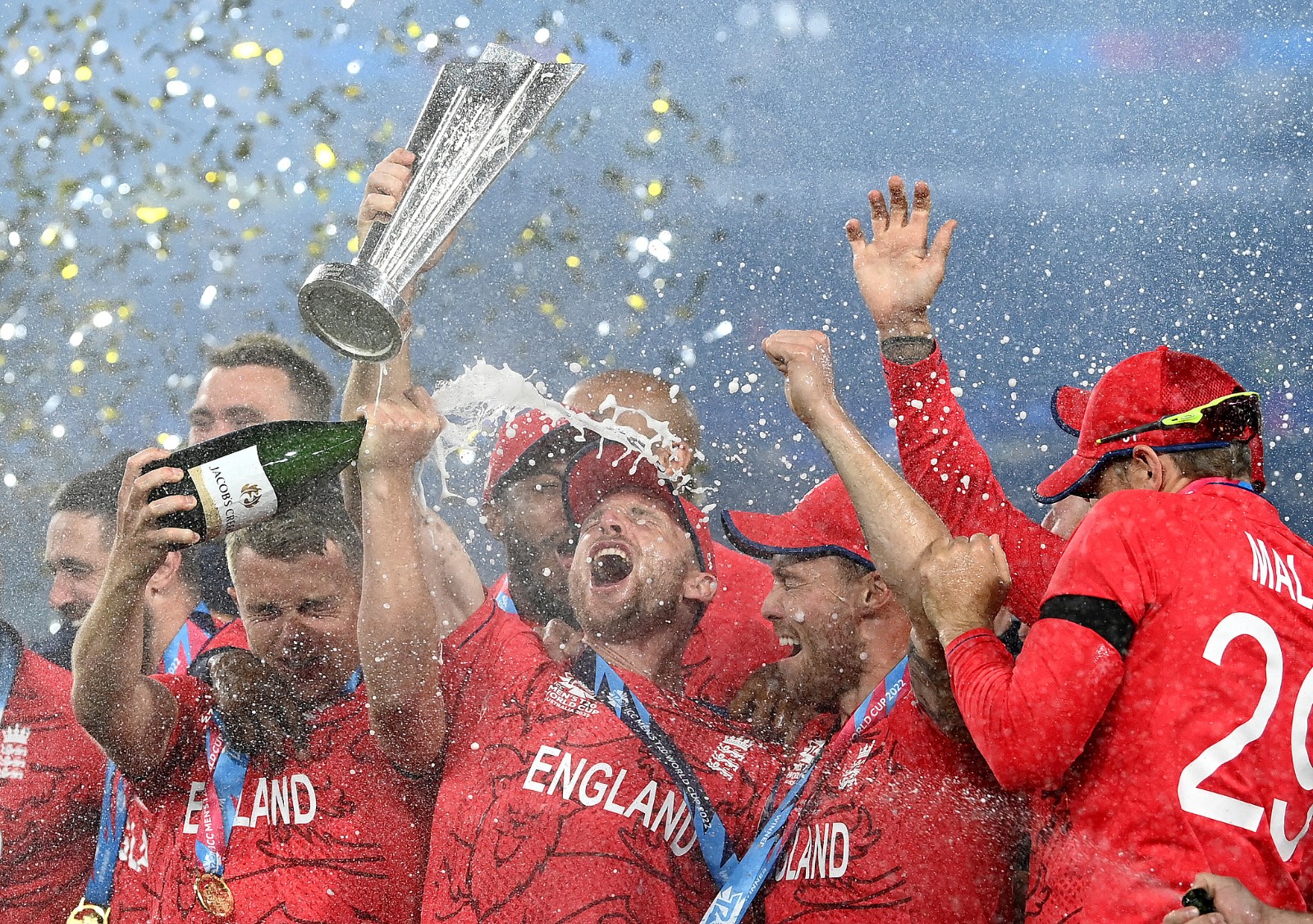 England celebrate with the ICC Men's T20 World Cup trophy after winning the final against Pakistan at the Melbourne Cricket Ground on November 13, 2022, in Melbourne, Australia. /CFP