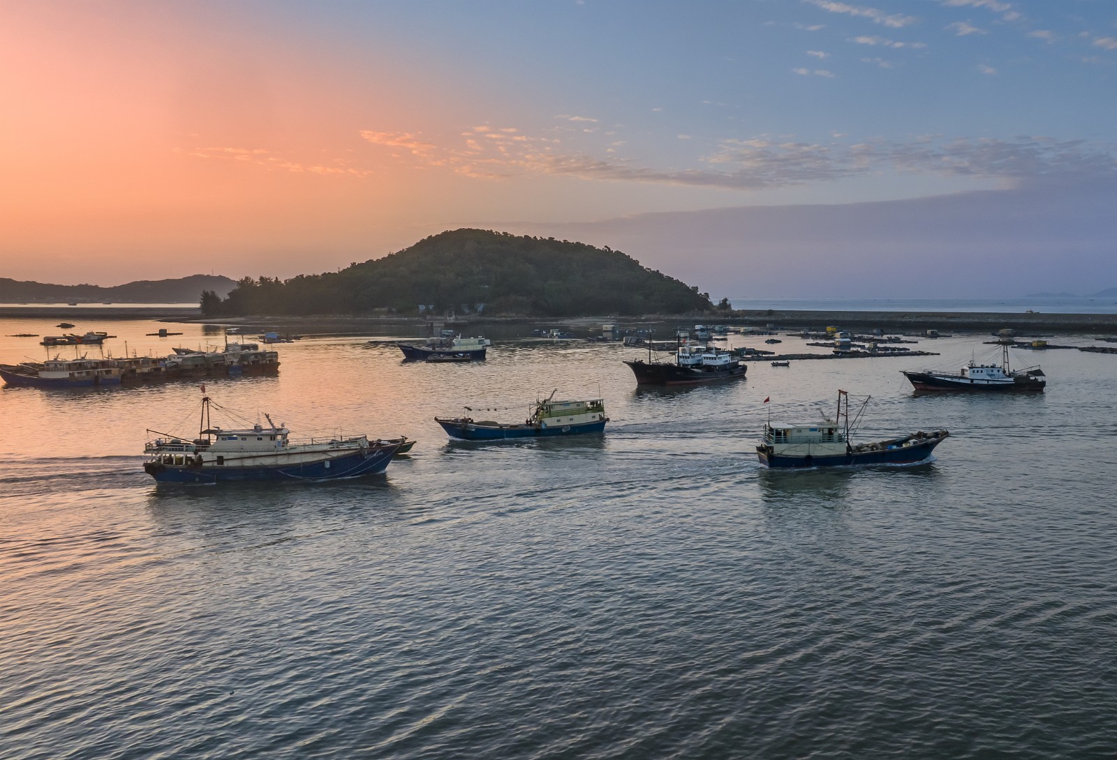Fishing boats out in the sea in Yangjiang City, south China's Guangdong Province, January 15, 2024. /CFP