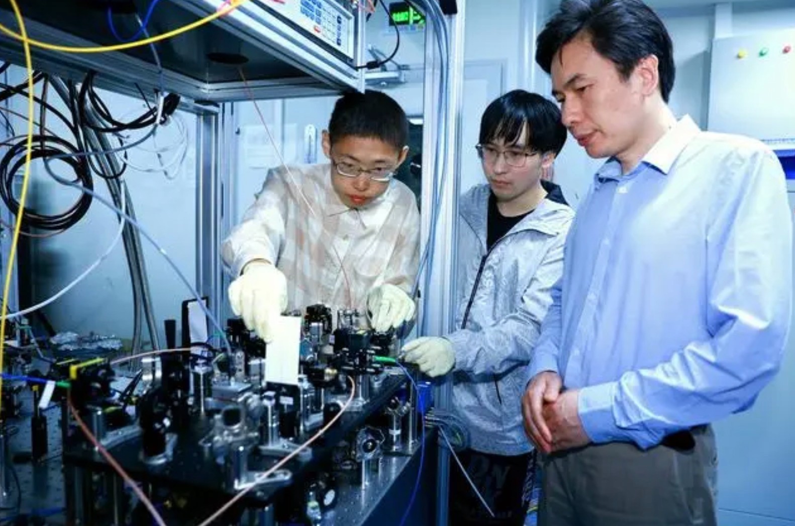 Duan Luming (R) and some members of his quantum computing research team at Tsinghua University. /Tsinghua University