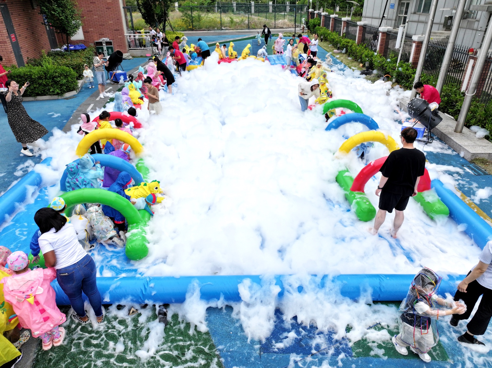 A pool full of bubbles is set up for children to play in at a kindergarten in Lianyungang, Jiangsu Province on May 30, 2024. /CFP
