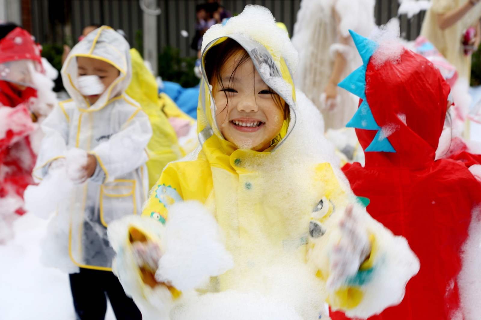 A girl poses during a bubble party held at a kindergarten in Lianyungang, Jiangsu Province on May 30, 2024. /CFP