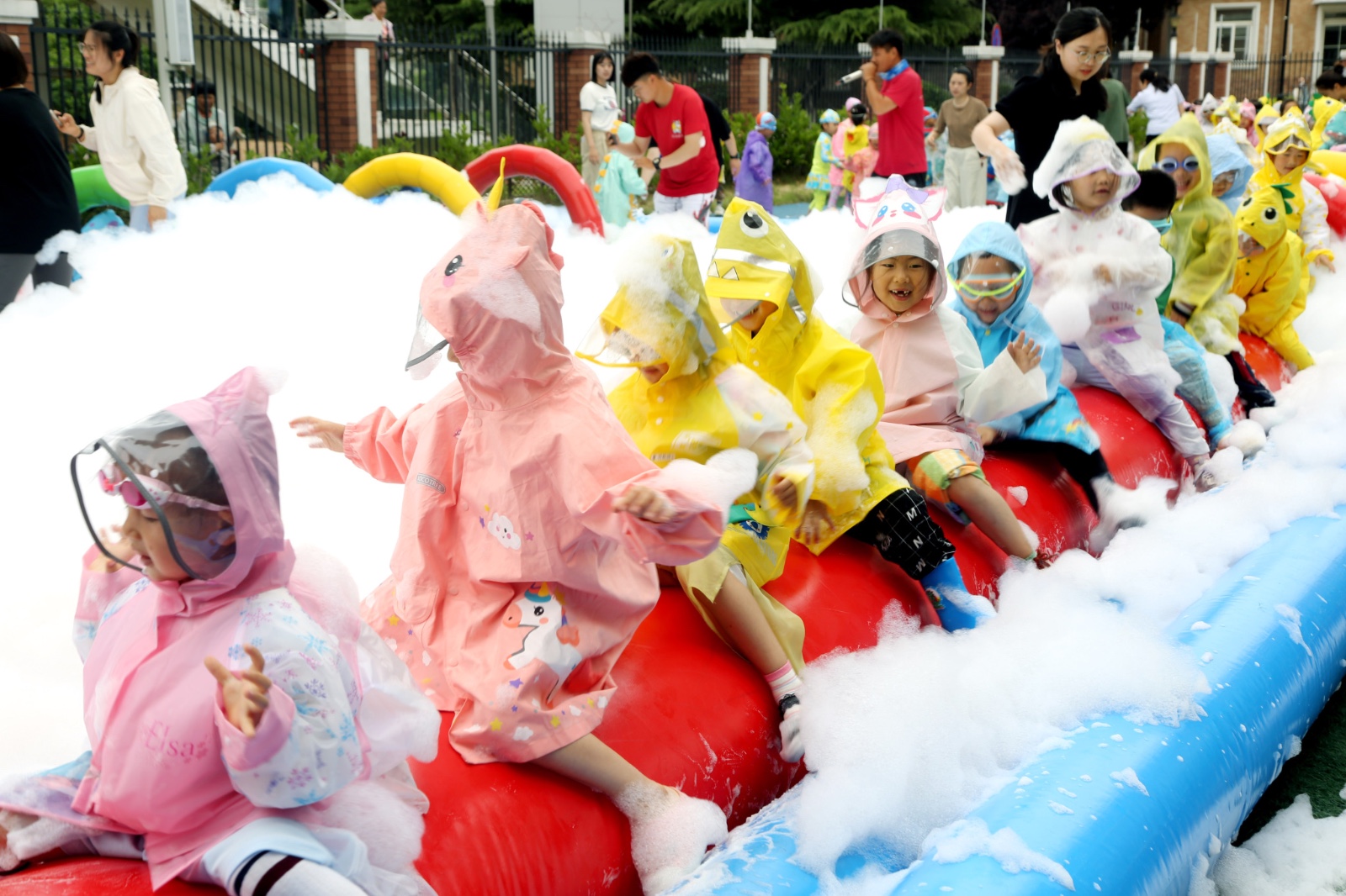 Kids enjoy bubble fun at a kindergarten in Lianyungang, Jiangsu Province on May 30, 2024. /CFP