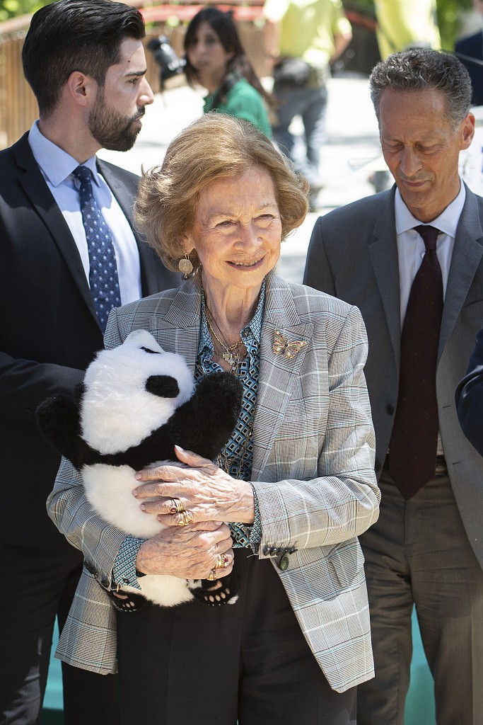 Former Spanish Queen Sofia holds a giant panda doll during an official ceremony at the Madrid Zoo Aquarium in Spain on May 30, 2024. /CFP