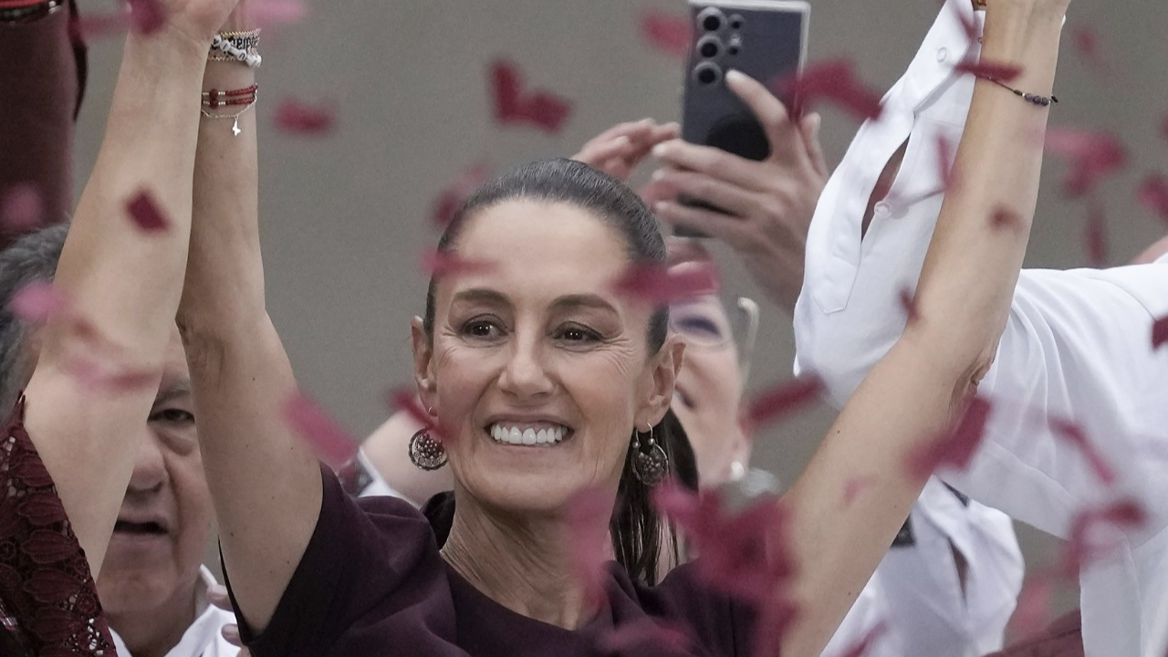 Mexican presidential candidate Claudia Sheinbaum raises her arms after speaking at her closing campaign rally at the Zocalo in Mexico City, Mexico, May 29, 2024. /CFP