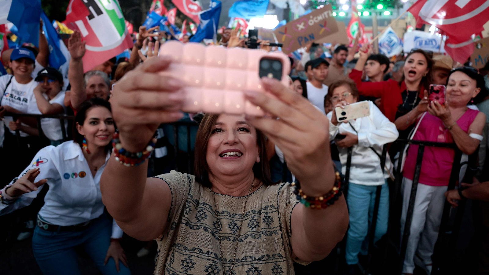 Mexican opposition presidential candidate Xochitl Galvez takes selfies with supporters during a campaign rally in Ciudad Guzman, Jalisco, Mexico, May 27, 2024. /CFP