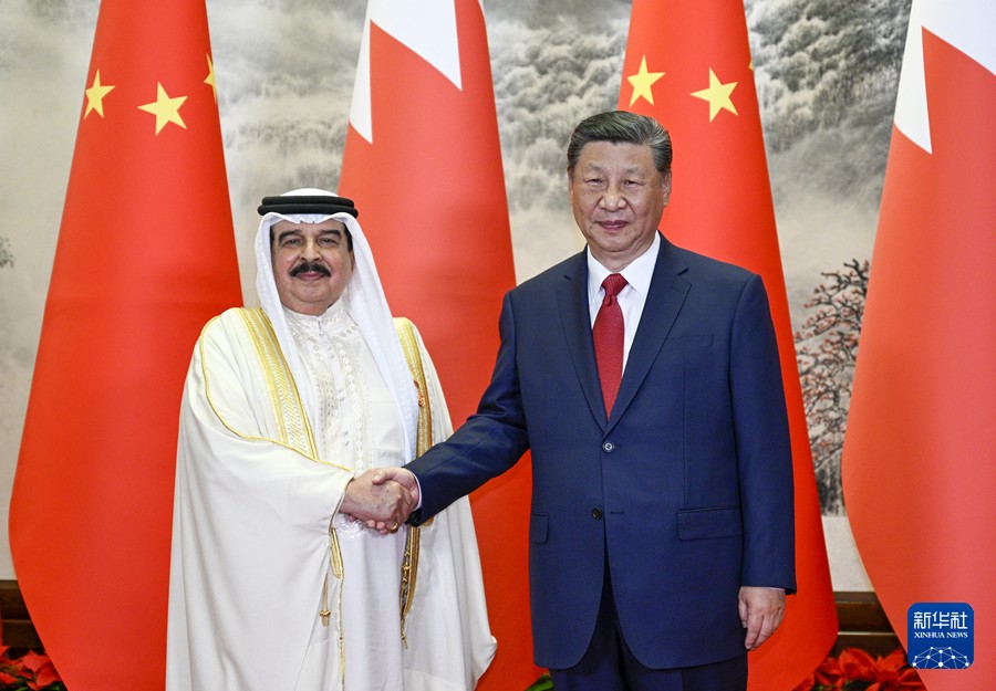 Chinese President Xi Jinping (R) shakes hands with Bahrain's King Hamad bin Isa Al-Khalifa in Beijing, China, May 31, 2024. /Xinhua