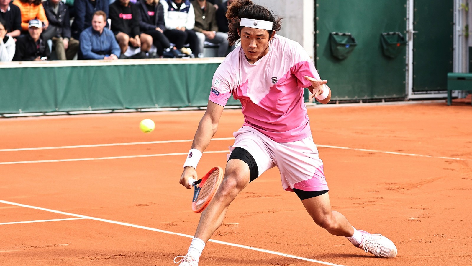 Zhang Zhizhen of China in action against Lorenzo Sonego of Italy in a men's singles second round match at the French Open in Paris, France, May 30, 2024. /CFP
