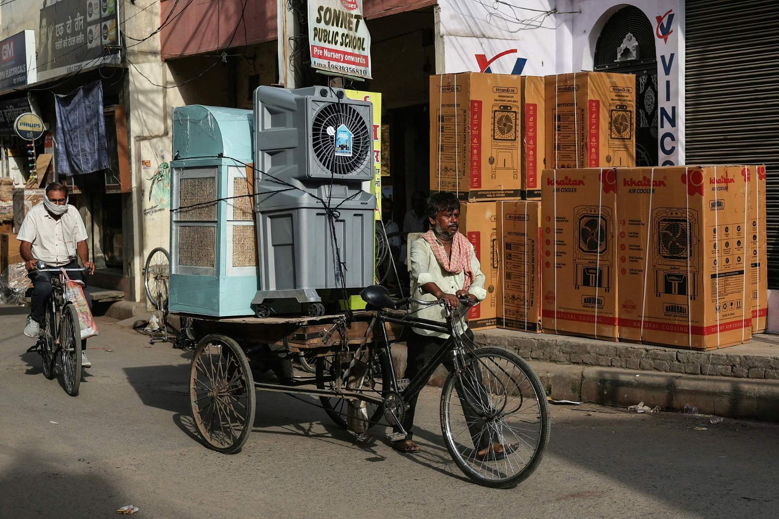 A man transports air coolers at a market during a hot summer day amid severe heatwave in Varanasi, northern Indian state of Uttar Pradesh, May 30, 2024. /CFP