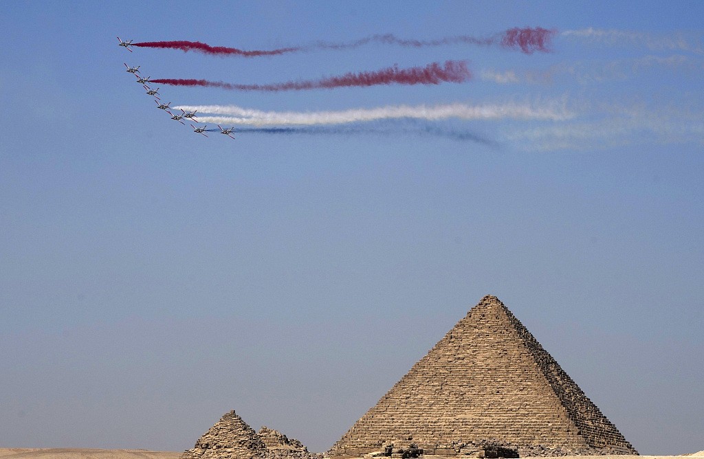 Aerobatic planes perform over the Giza Pyramids site, near Cairo, Egypt, Wednesday, August 3, 2022. /CFP