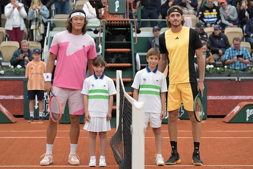 China's Zhang Zhizhen (L) and Greece's Stefanos Tsitsipas (R) pose on Court Suzanne-Lenglen prior to their men's singles match of the French Open in Paris, France, May 31, 2024. /CFP