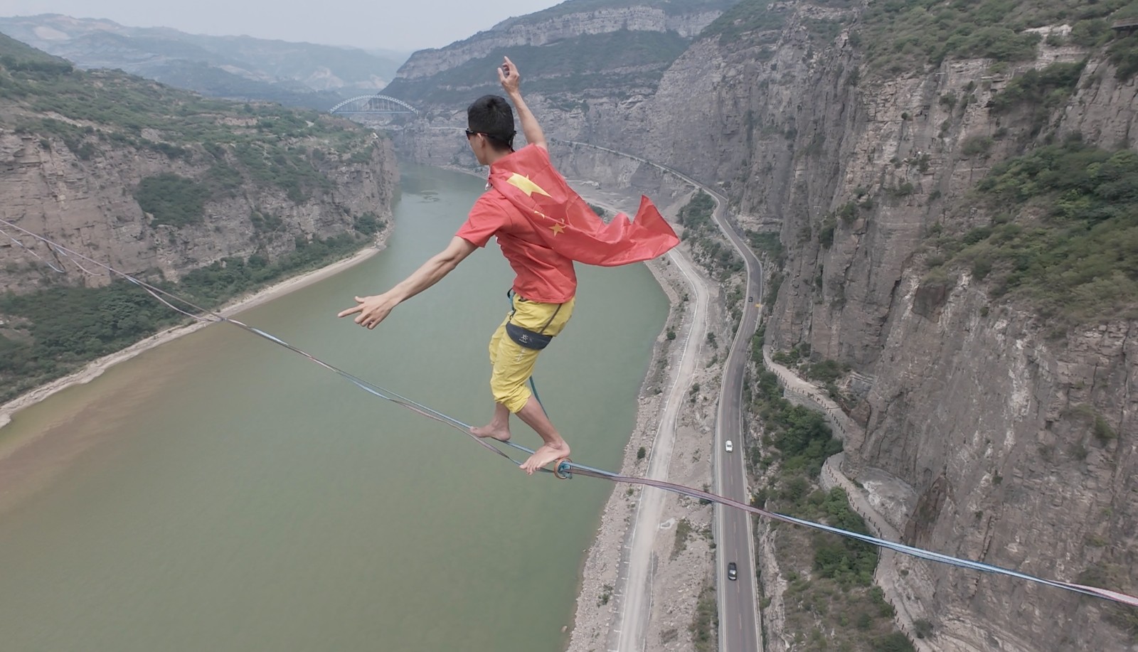 Live: Chinese slackliner braves crossing the Yellow River
