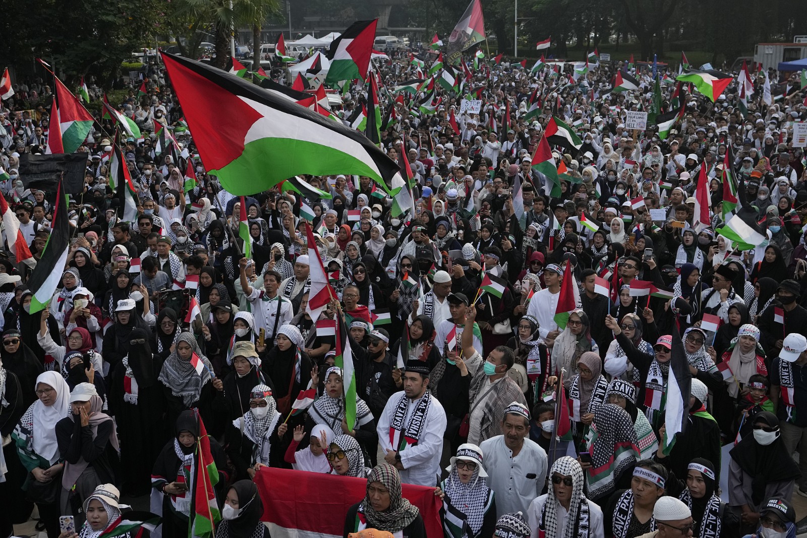 Protesters shout slogans as others wave Palestinian flags during a rally in support of the Palestinian people in Gaza, outside the U.S. Embassy in Jakarta, Indonesia, June 1, 2024. /CFP