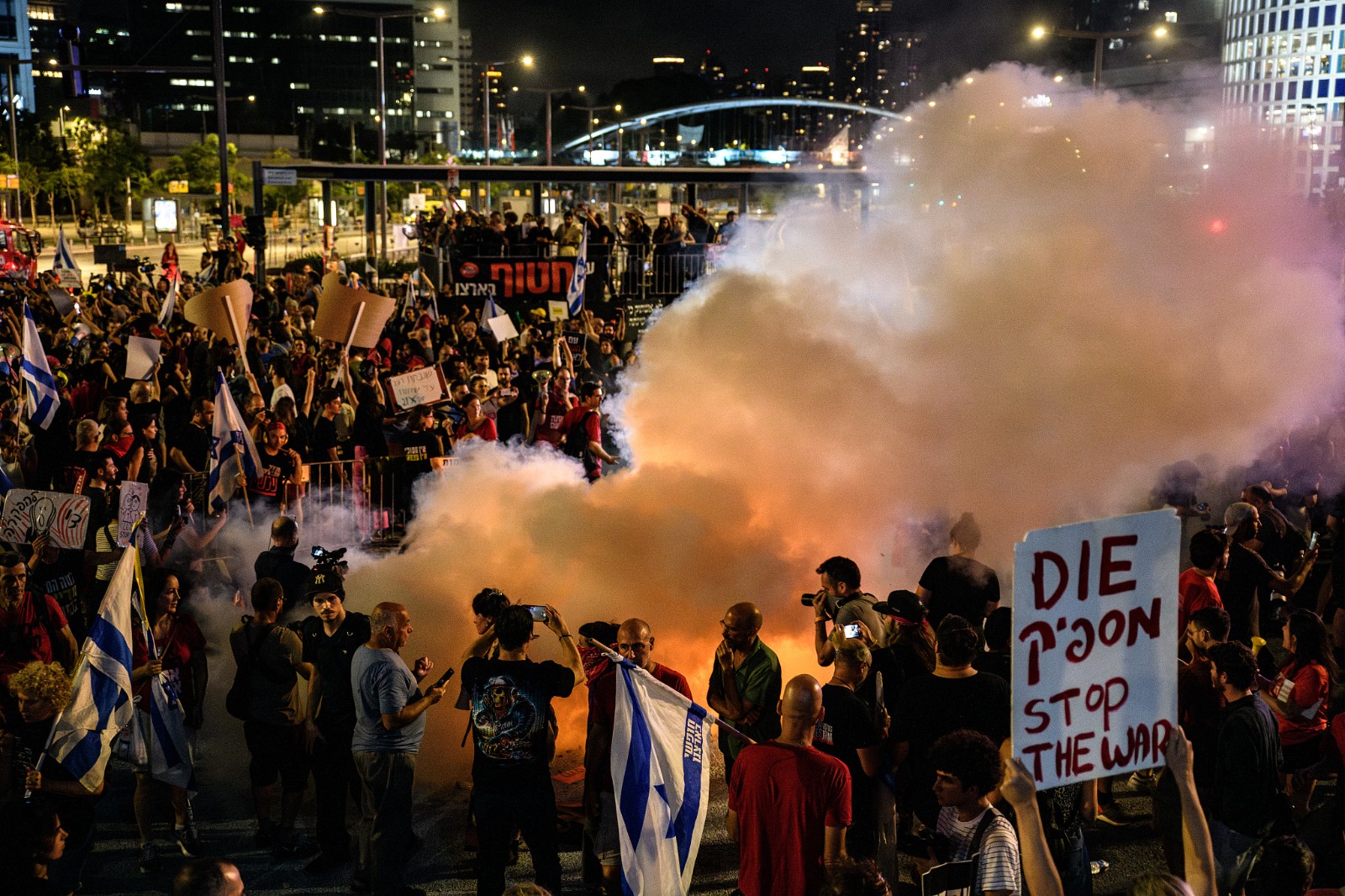 Israeli police extinguish a bonfire on Kaplan junction. Tens of thousands of Israelis demonstrated with the hostages’ families against Prime Minister Benjamin Netanyahu in Tel Aviv, demanding an immediate hostage deal and general elections. Clashes with the Israeli police occurred once protestors had set up bonfires at Kaplan junction. Tel Aviv, Israel. May 25, 2024. /CFP
