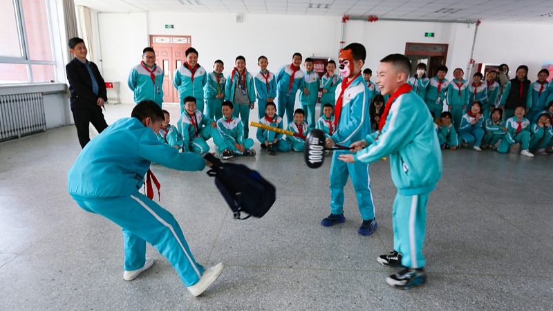 Students participate in a game that helps them recognize bullying in Pingliang City, Gansu Province, China on March 25, 2024. /CFP