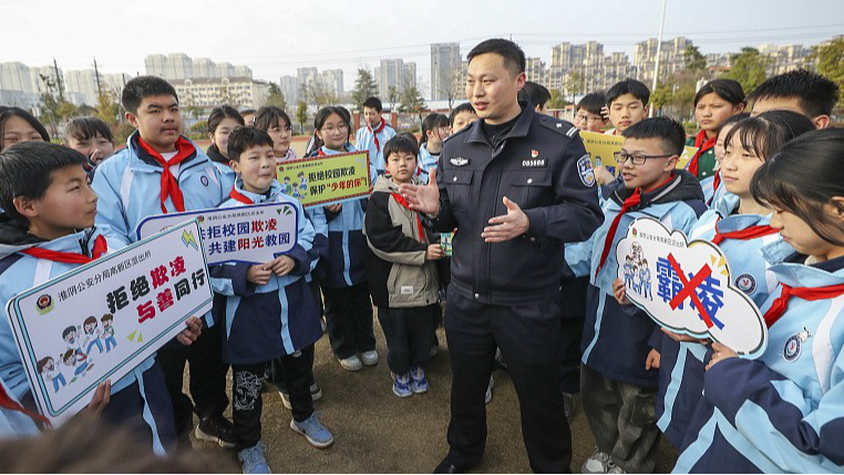 A police officer gives a lesson on bullying to students in Huaian City, Jiangsu Province, China on March 28, 2024. /CFP
