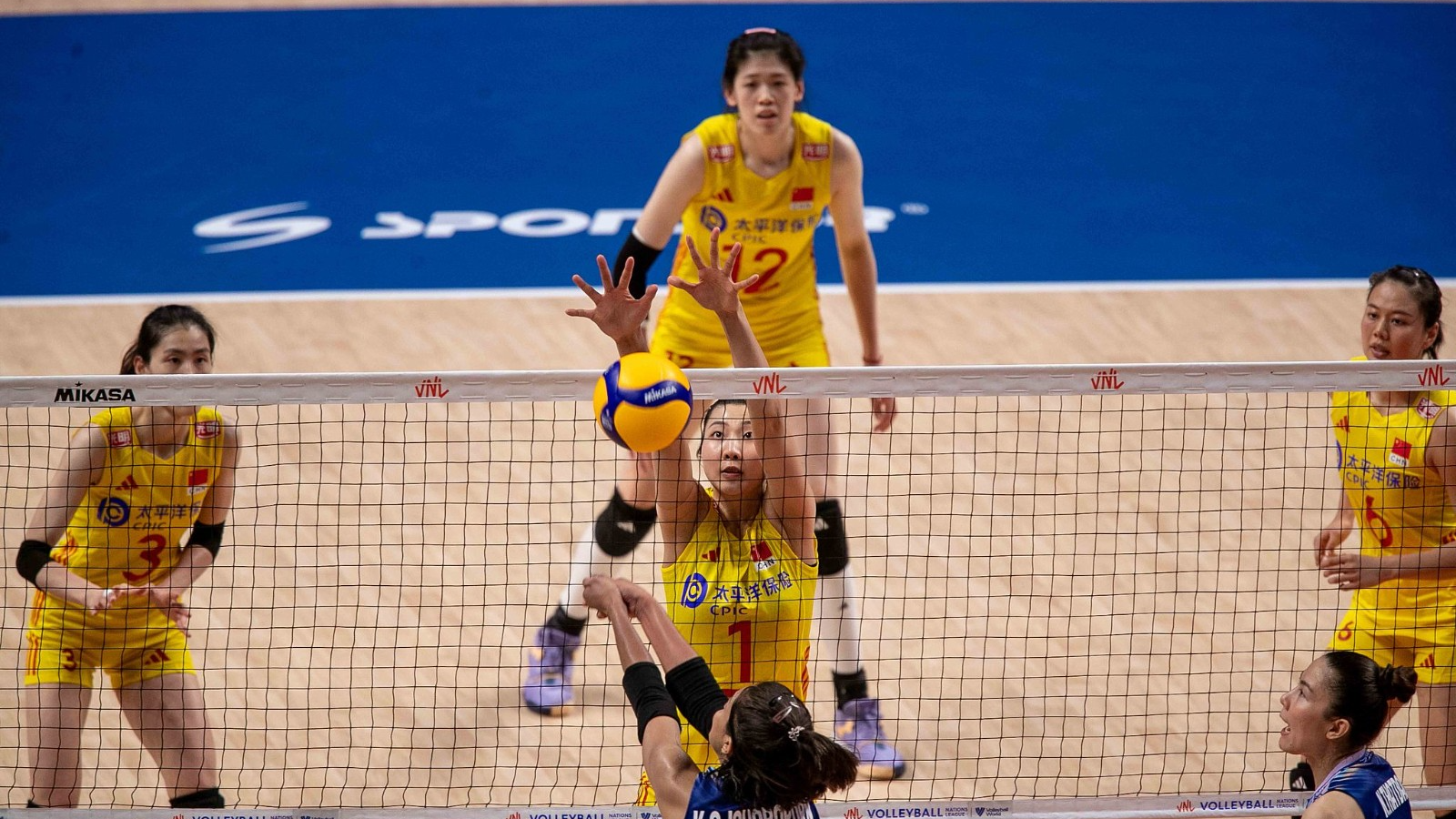 Players of China (in yellow) and Thailand in action during their clash in the 2nd leg of the FIVB Women's Volleyball Nations League in Macao Special Administrative Region, China, June 1, 2024. /CFP
