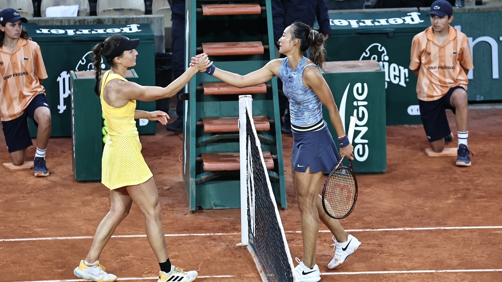 Zheng Qinwen (R) and Elina Avanesyan shake hands after their third round clash at the French Open in Paris, France, June 1, 2024. /CFP