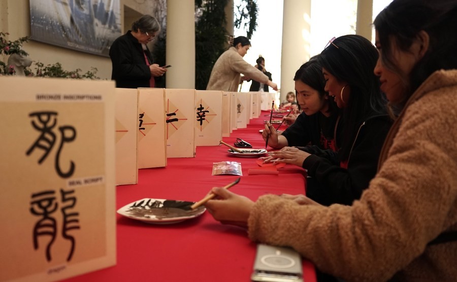 Visitors try their hand at Chinese calligraphy at a Chinese New Year event at the Huntington Library, Art Museum and Botanical Gardens in California, the United States, February 10, 2024. /Xinhua