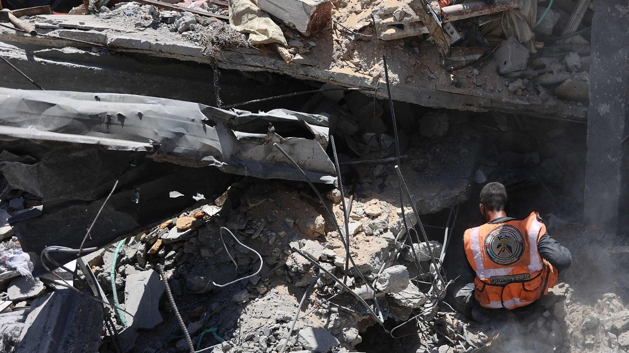 Members of the Palestinian Civil Defence search through the rubble of a building that was hit in an Israeli strike on the Jabalia refugee camp in northern Gaza, June 1, 2024. /CFP