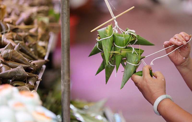 Zongzi, or sticky rice dumplings wrapped in bamboo leaves, are seen on sale at a market in Kunming City, Yunnan Province, June 1, 2024. /CFP