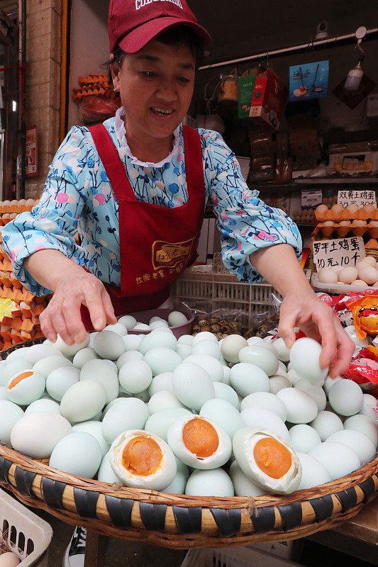 A vendor sells salted duck eggs at a market in Kunming City, Yunnan Province, June 1, 2024. /CFP