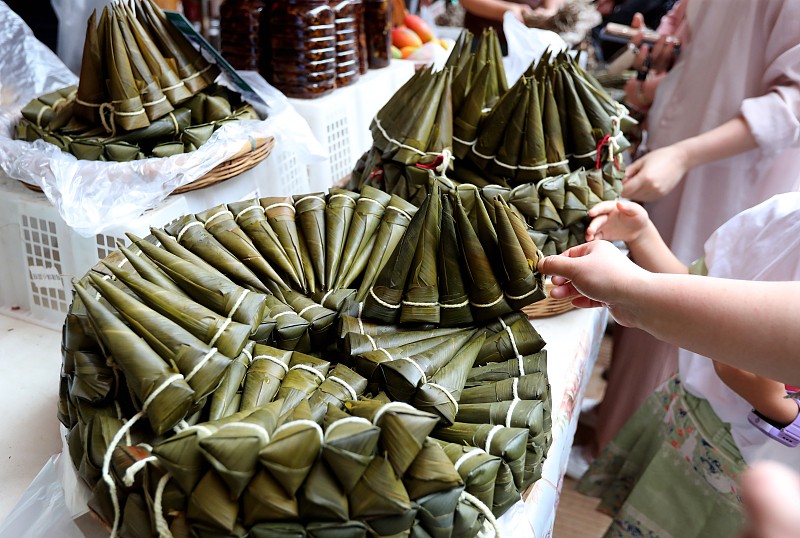 Zongzi, or sticky rice dumplings wrapped in bamboo leaves, are seen on sale at a market in Kunming City, Yunnan Province, June 1, 2024. /CFP