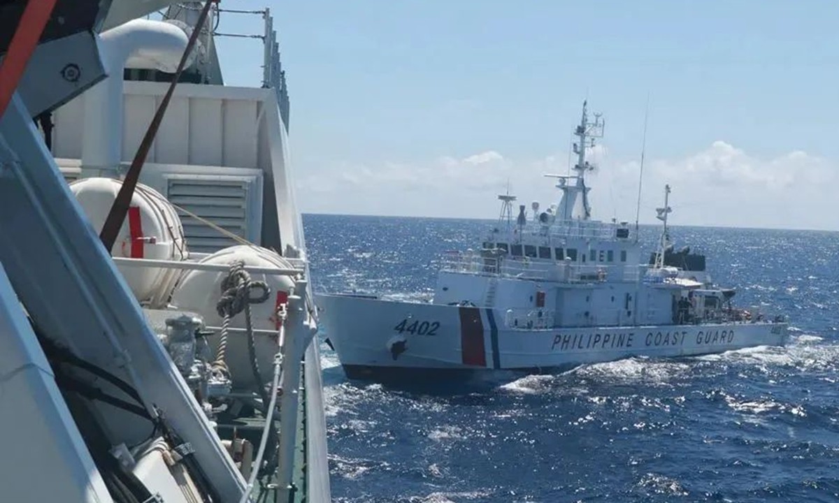 A ship belonging to China Coast Guard drives away Philippine vessels intruding into waters off China's Nansha Islands, August 5, 2023. /China Coast Guard