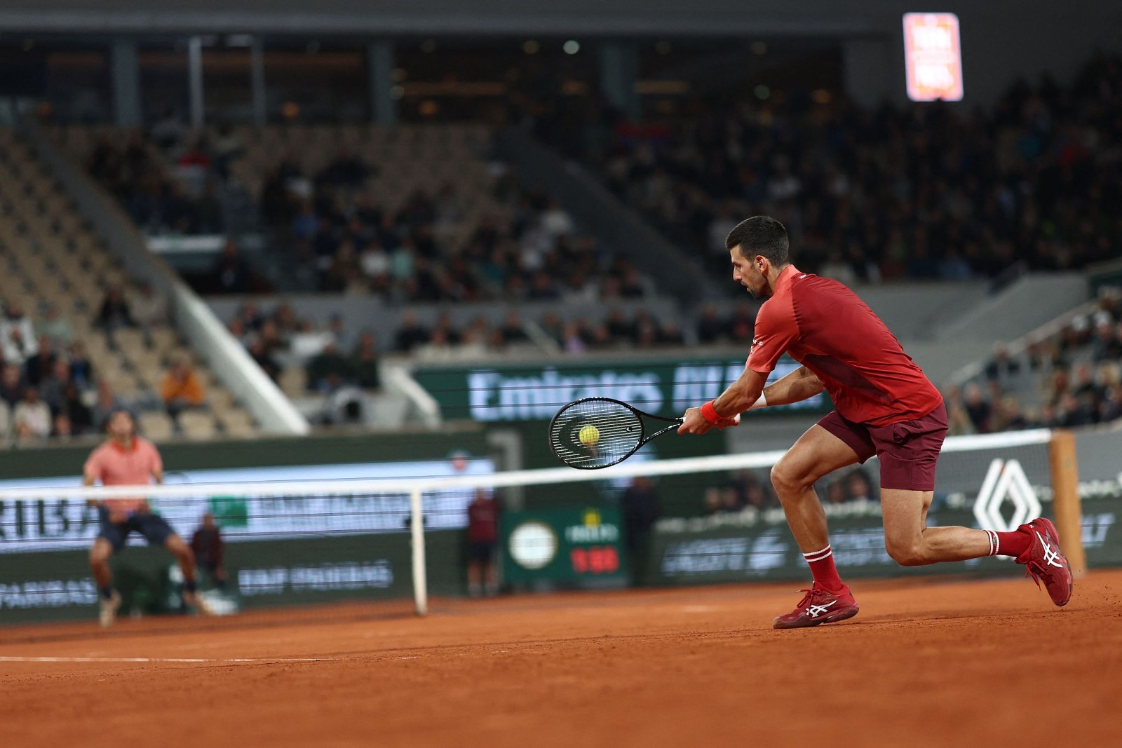 Novak Djokovic (R) hits a return shot in the French Open third round against Lorenzo Musetti in Paris, France, June 1, 2024. /CFP