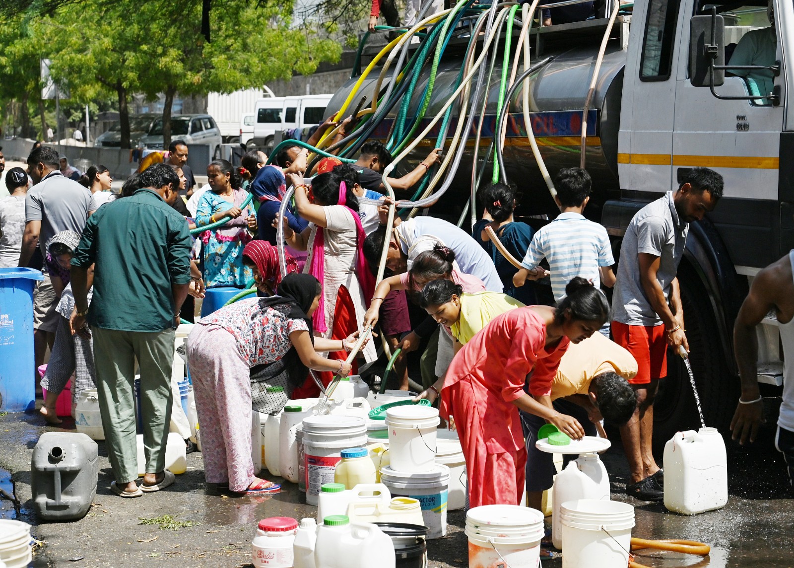 People fill water in drums from a supply tanker during a heat wave, Chanakyapuri, New Delhi, India, June 2, 2024. /CFP