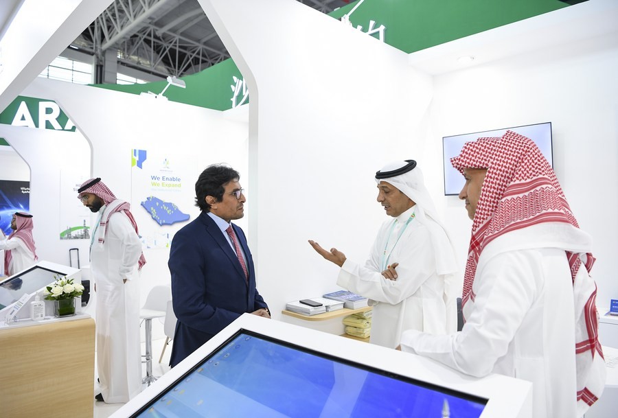 A guest talks to exhibitors at the booth of Saudi Arabia during the sixth China-Arab States Expo in Yinchuan, northwest China's Ningxia Hui Autonomous Region, September 21, 2023. /Xinhua